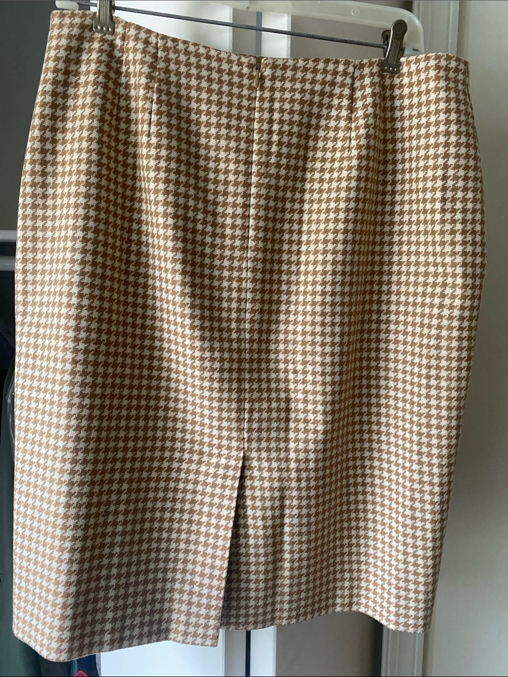 LOFT Tan & Cream Houndstooth Pencil Skirt - Picture 5 of 8